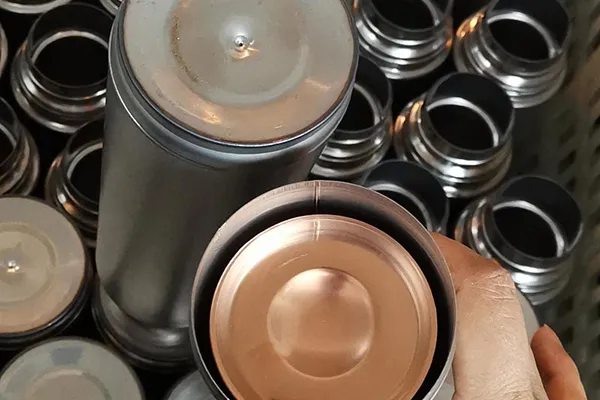 On-site thermal retention testing and quality control for insulated vacuum flasks before packaging